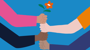 Vier handen van vier verschillende personen houden samen een oranje bloem vast