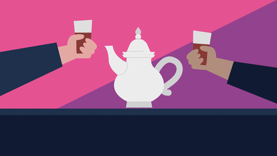 Twee handen van twee verschillende personen houden allebei een Turks theeglas vast met thee erin. Tussen de handen in staat een grote theepot met gebogen tuit op tafel.