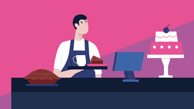 Achter een toonbank met Twee grote taarten en een kassa staat een jongeman met zwart kort haar en een donkerblauw schort. In zijn hand heeft hij een dienblad met kopje koffie en een stuk taart.