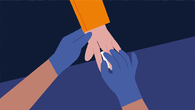 Twee handen met blauwe handschoenen houden een hand van een andere persoon vast. De rechterhand met handschoen brengt een infuusnaald in in de derde hand