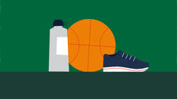 Naast een oranje basketbal staat een drinkfles en een sportschoen