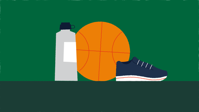 Naast een oranje basketbal staat een drinkfles en een sportschoen