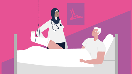 Een heer met wit haar ligt in een ziekenhuisbed met zijn been omhoog in het gips. Op de achtergrond hangt een röntgenfoto van zijn enkel. Naast zijn bed staat een vrouwelijke arts met hoofddoek en stethoscoop om haar nek