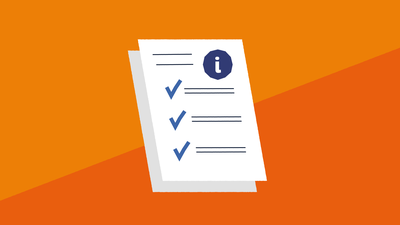 Op een stapel papier met een i van informatie zijn verschillende punten afgevinkt