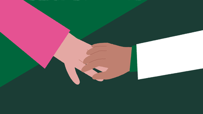 Een arm met witte mouw reikt naar een arm met roze mouw. De hand die uit de witte mouw steekt, rust op de hand van de ander