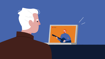 Een man kijkt op zijn laptop naar een gitaarles online