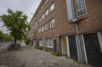 Een gebouw in de Stadionbuurt, een voordeur staat open.