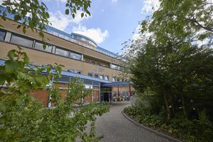 Vooraanzicht van het gebouw van de Die, er loopt een pad naar de entree.