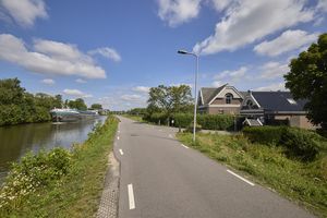Het gebouw staan aan een dijk langs het water.