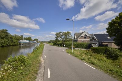 Het gebouw staan aan een dijk langs het water.