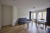 Een woning met een zithoek en een eettafel.