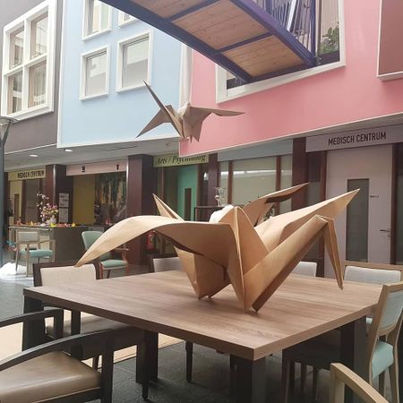 Grote origami vogel in verpleeghuis