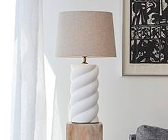 Lumini de la alb-deschis la ecru