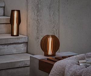 Radiante de PLEASE WAIT to be SEATED