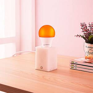 LED-pære RGBW med fjernkontroll, rødt lys