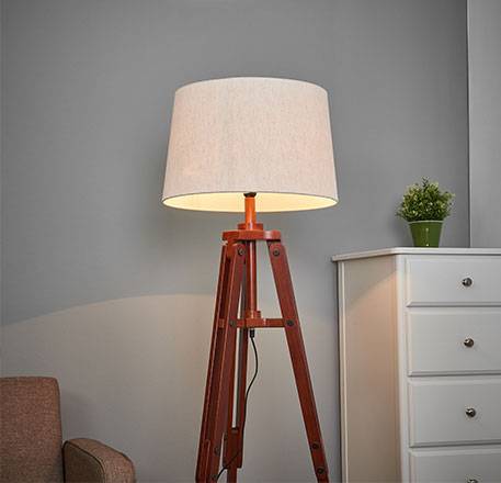 Lampe sur pied tripode Marvin en bois