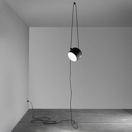 Čierna závesná lampa Aim Smal so zástrčkou od spoločnosti FLOS
