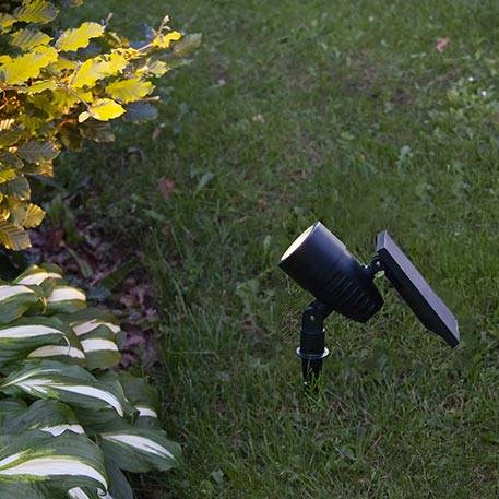 foco LED solar con pica para el suelo