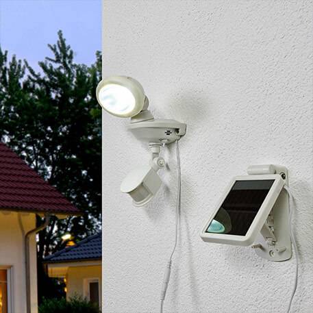 Solarleuchte mit Bewegungsmelder installiert