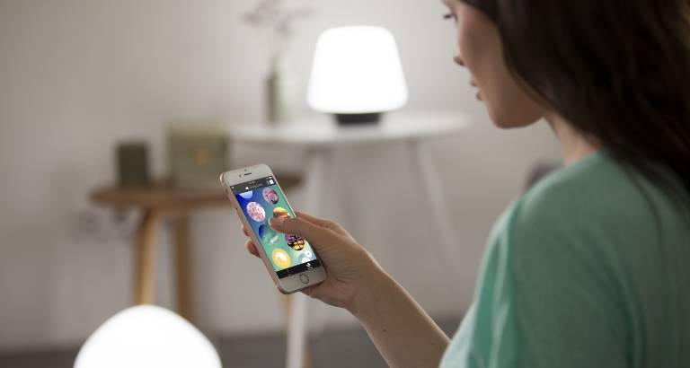 Sterowanie oświetleniem za pomocą aplikacji i telefonu komórkowego