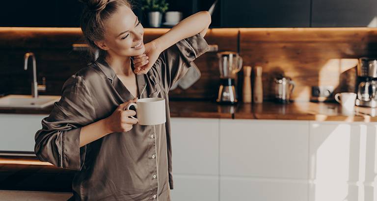 Frau am morgen beim Kaffee trinken