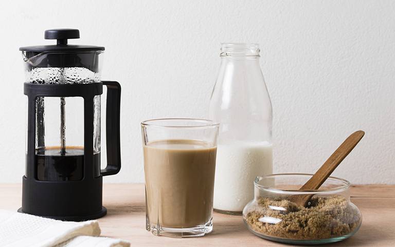 Kaffeemaschine heißer Kaffee mit Milch