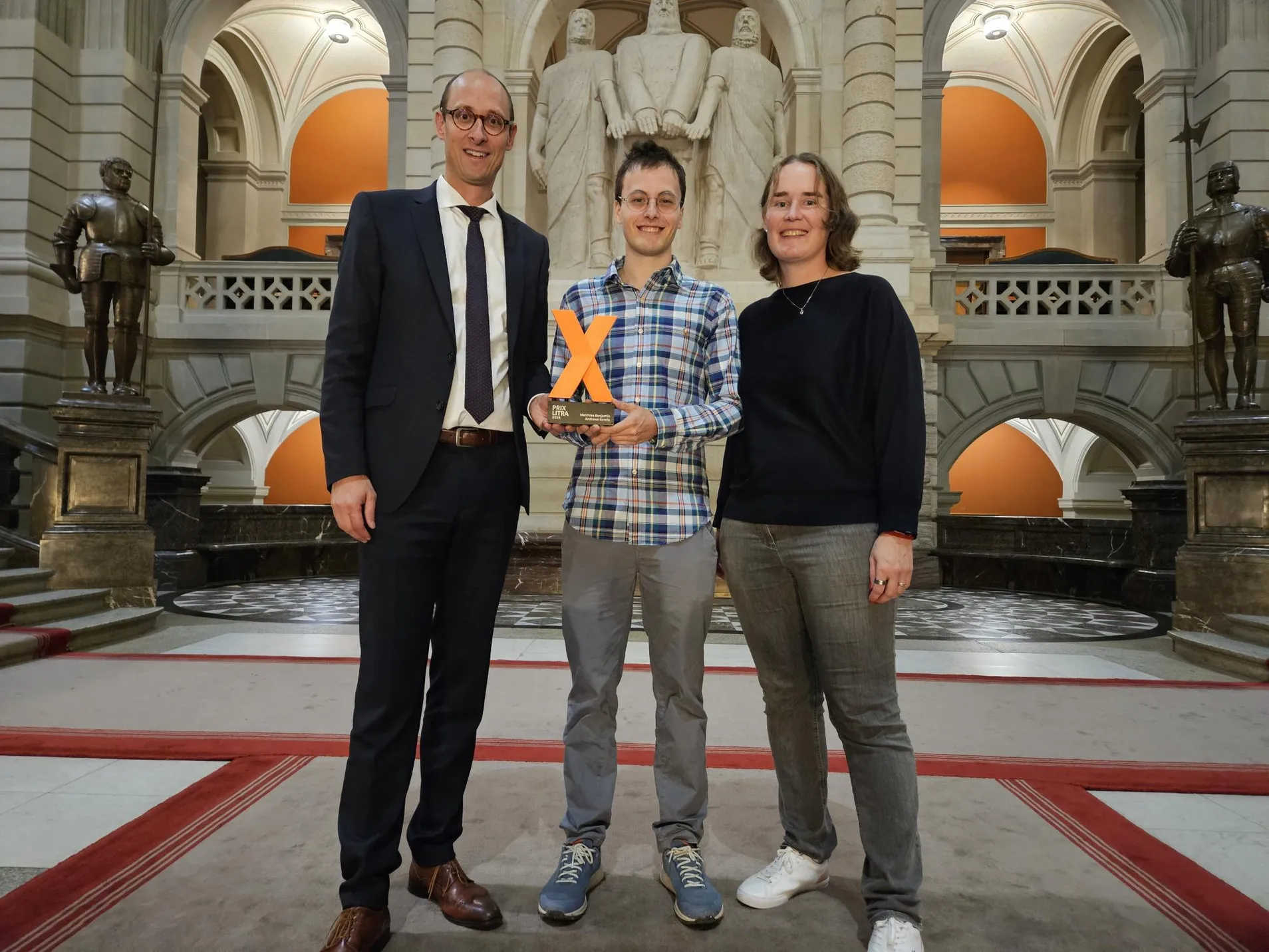 Pokalübergabe mal anders: Preisträger Matthias García zu Besuch im Bundeshaus, mit LITRA-Präsident Martin Candinas und Deborah Dudle, Verantwortliche Prix LITRA. © LITRA