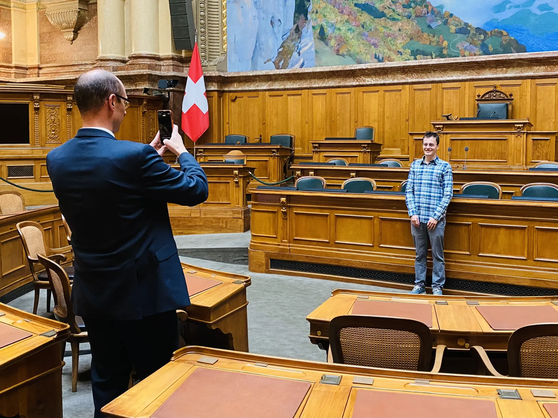 Während der eigentlichen Preisverleihung des Prix LITRA 2024 weilte Matthias García auf einem Bahn-Research-Trip in Japan. Nach seiner Rückkehr wurde er von Nationalrat und LITRA-Präsident, Martin Candinas, im Bundeshaus empfangen. Neben einer kleinen Pokalübergabe gabt es für den Preisträger auch eine Führung durchs Bundeshaus. © LITRA