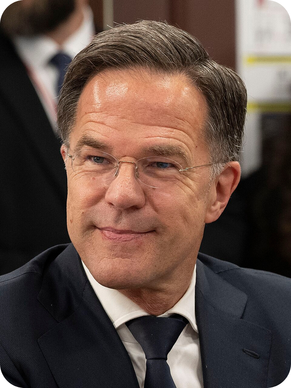 Op de afbeelding is oud minister president Mark Rutte te zien die een positieve uitspraak doet over Ligo