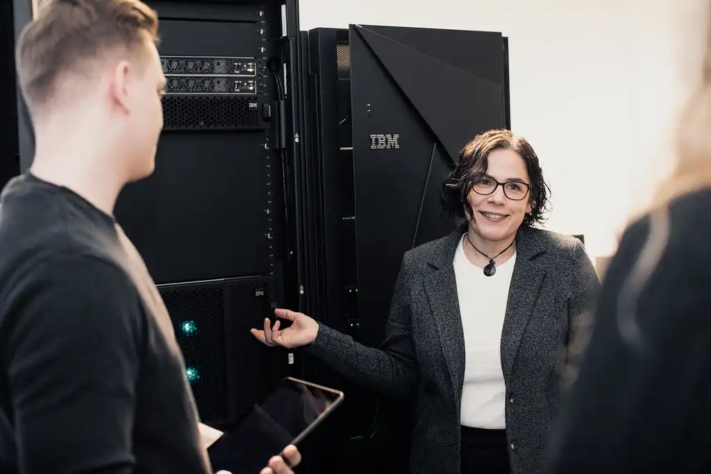 Beta Systems Mitarbeitende am IBM Mainframe