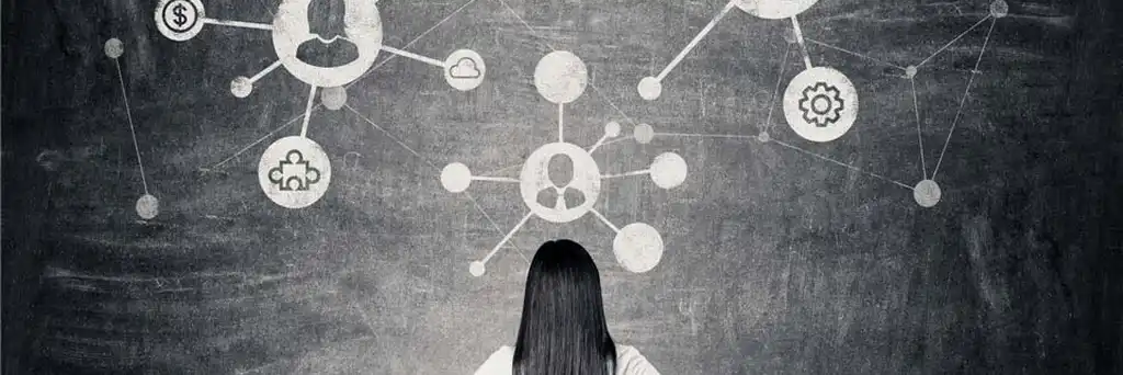Frau schaut auf schwarze Wand mit Connection-Symbolen