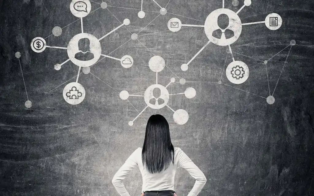 Frau schaut auf schwarze Wand mit Connection-Symbolen