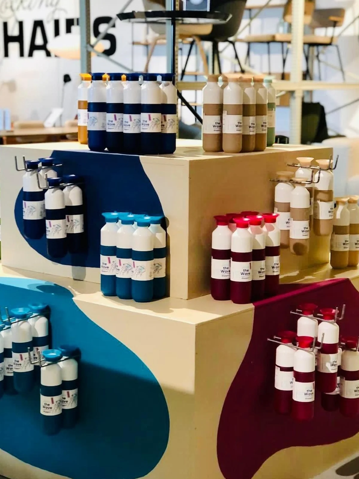 Cordons pour gourdes de différentes couleurs avec clips pour gourdes réutilisables.