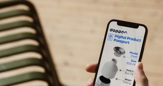 Digital Product Passport visual showing a Dopper bottle with data on materials, CO₂ emissions, water usage, weight, dimensions, origin and production site