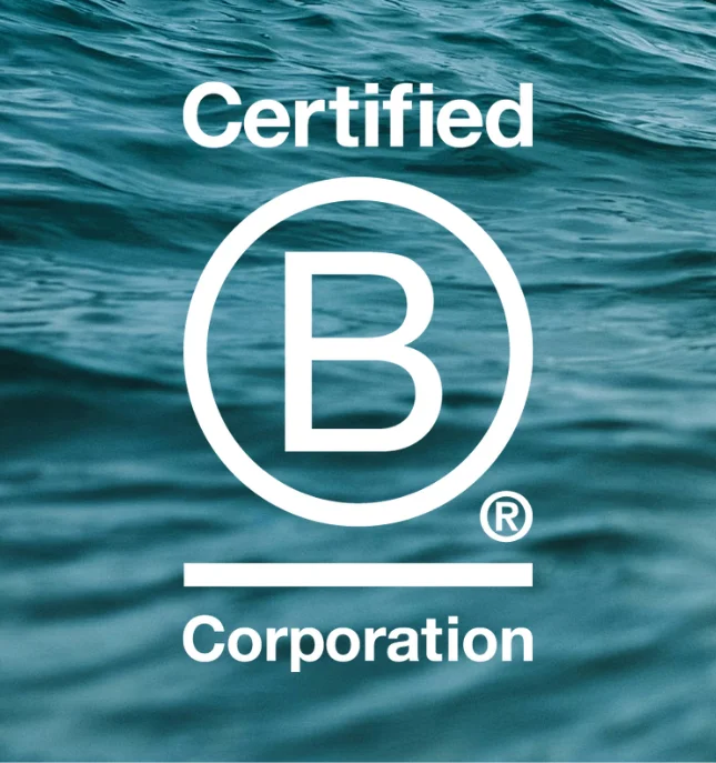 Certified B Corporation-Logo vor dem Hintergrund von wellenförmig bewegtem blauem Wasser.