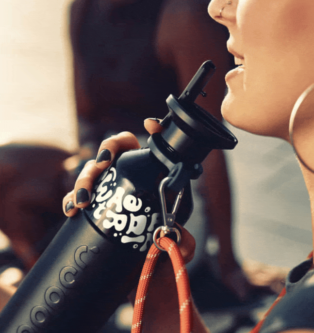 A gif rotating pictures of different possibilities of customisations for Dopper products: name, image, pattern, stickers, logo, accessories.