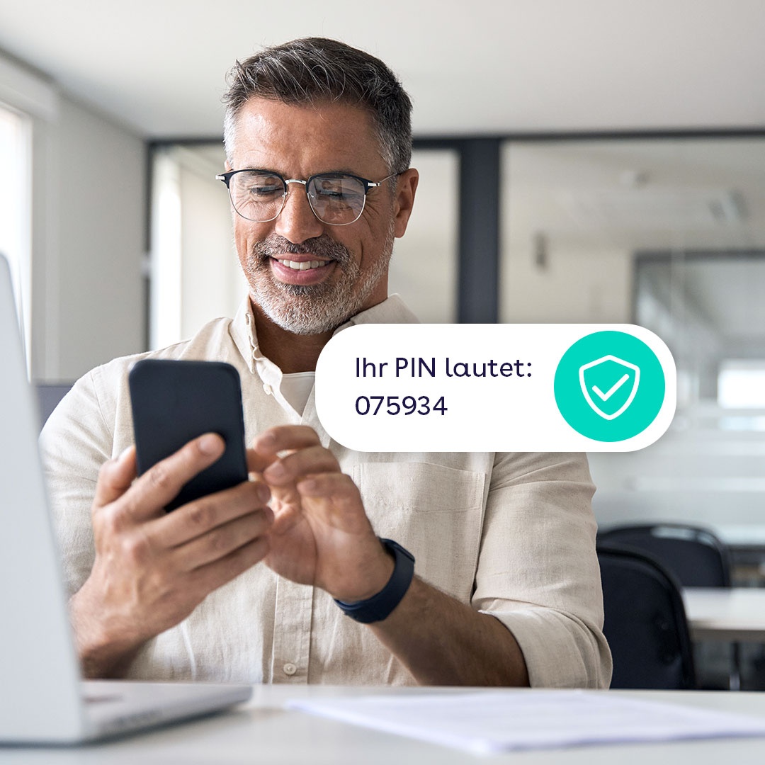 Ein Mann sitzt in einem Büro und hält sein Smartphone, während er eine SMS mit einem PIN‑Code für die Zwei‑Faktor‑Authentifizierung erhält. Das Bild verdeutlicht die Nutzung von SMS‑2FA über websms.