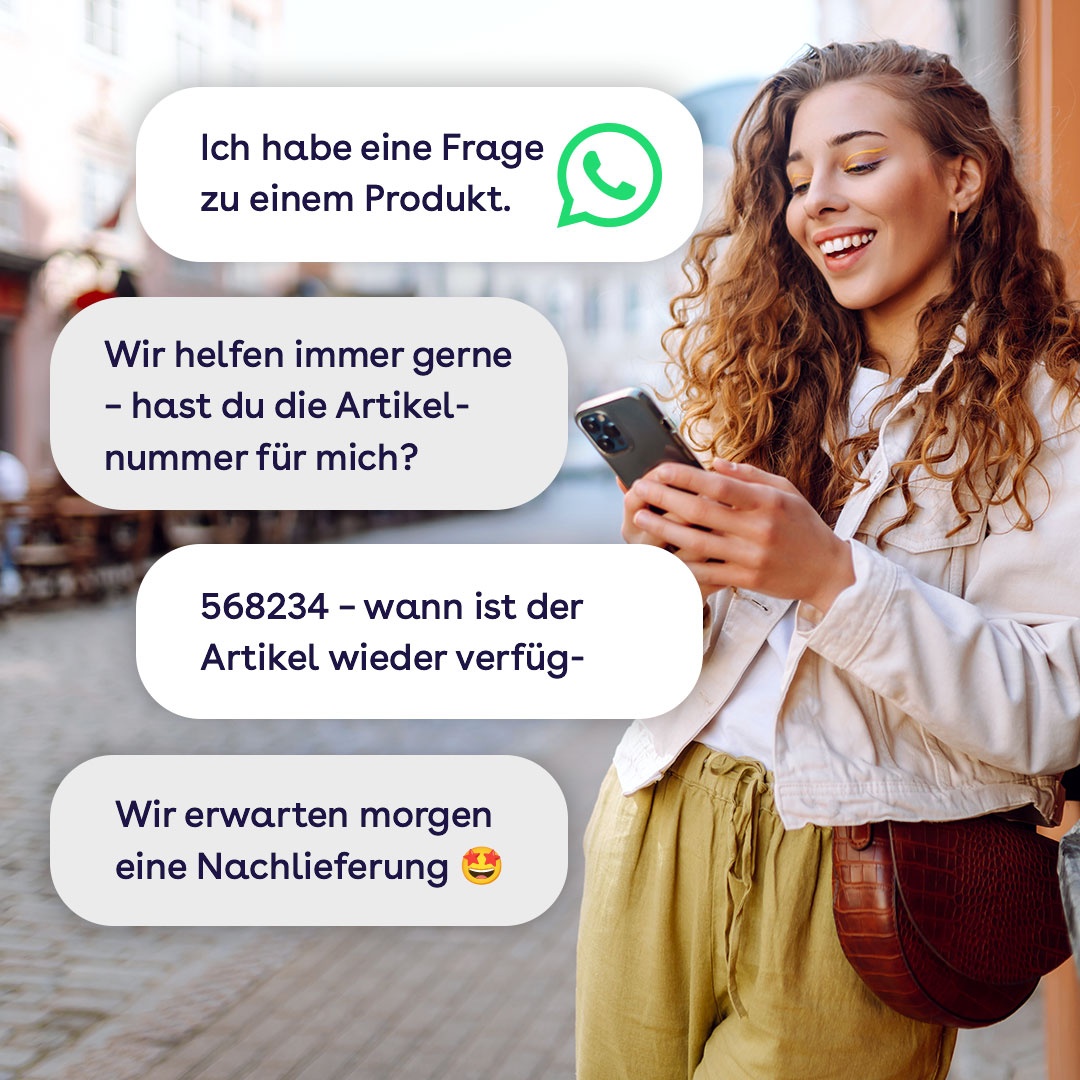 Eine Frau mit lockigem Haar steht auf einer Straße und schaut auf ihr Smartphone, während sie über WhatsApp mit einem Kundenservice chattet. Die Situation zeigt den Einsatz von WhatsApp über die Lösungen von websms.