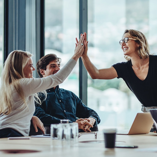 websms - High Five unter Kollegen. websms bietet die einfache Integration von Mobile Messaging in bestehende Systeme dank API.