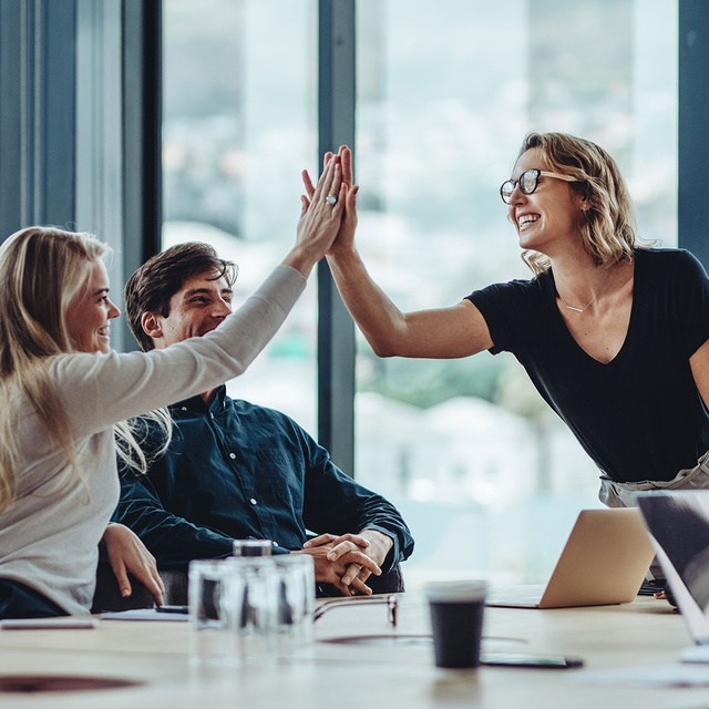 websms - High Five unter Kollegen. websms bietet die einfache Integration von Mobile Messaging in bestehende Systeme dank API.