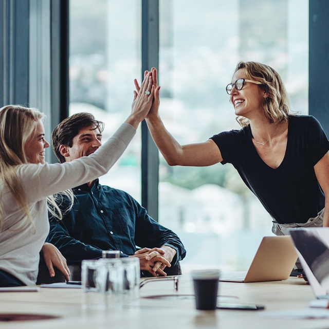 websms - High Five unter Kollegen. websms bietet die einfache Integration von Mobile Messaging in bestehende Systeme dank API.