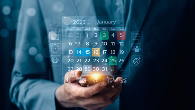 Person in Business-Kleidung hält eine transparente digitale Kalenderoberfläche mit hervorgehobenen Terminen. Für Terminbestätigungen und Erinnerungen eignet sich SMS ideal und Termine werden seltener vergessen.