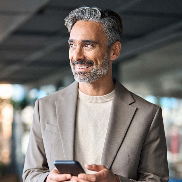 Ein älterer Herr nutzt WhatsApp für die Kommunikation mit einem Unternehmen. Die WhatsApp Business API lässt sich über websms einfach in bestehende Systeme integrieren.