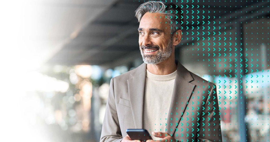 Person steht im Außenbereich und erhält eine WhatsApp-Nachricht am Smartphone über die websms WhatsApp API.