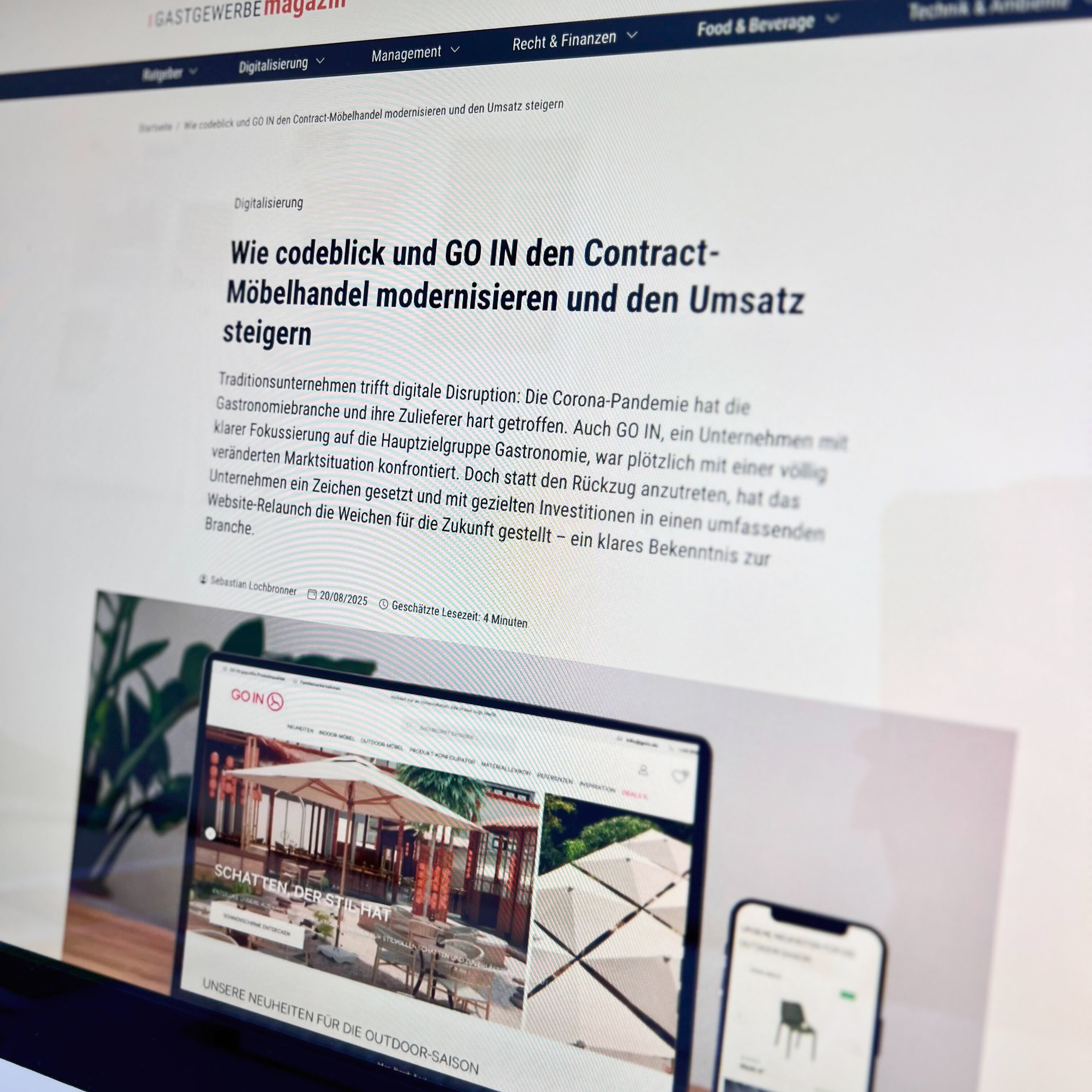 Artikel auf einem Laptop über die digitale Modernisierung im Möbelhandel von codeblick und GO IN.