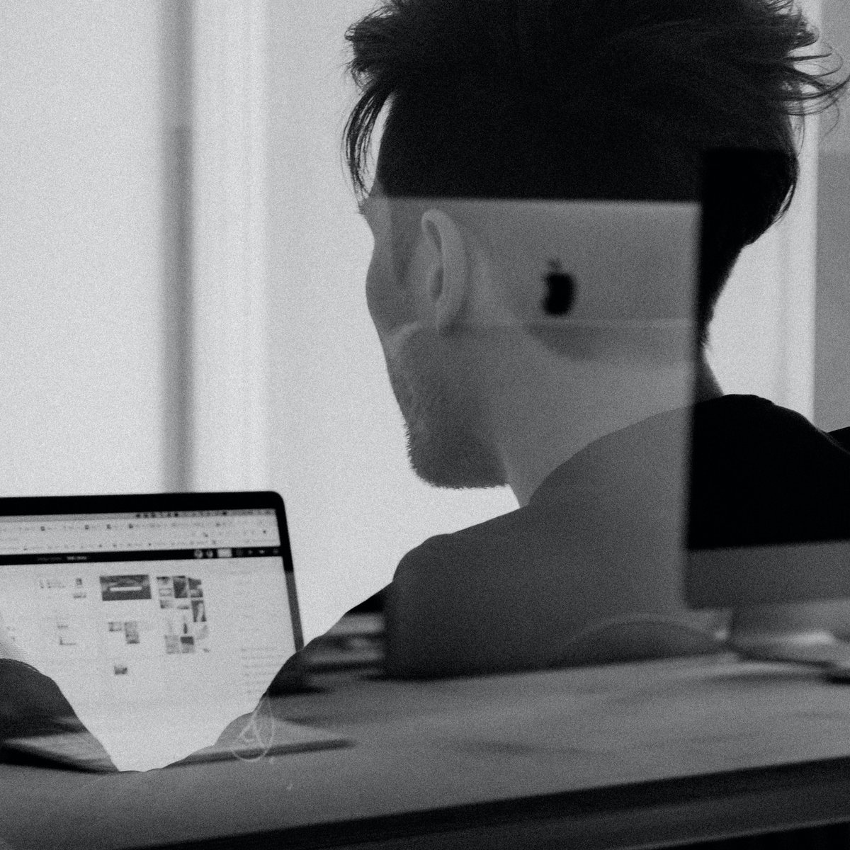 Person arbeitet konzentriert an Laptop.