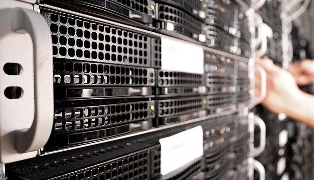 Serverrack im Rechenzentrum mit mehreren Servern.