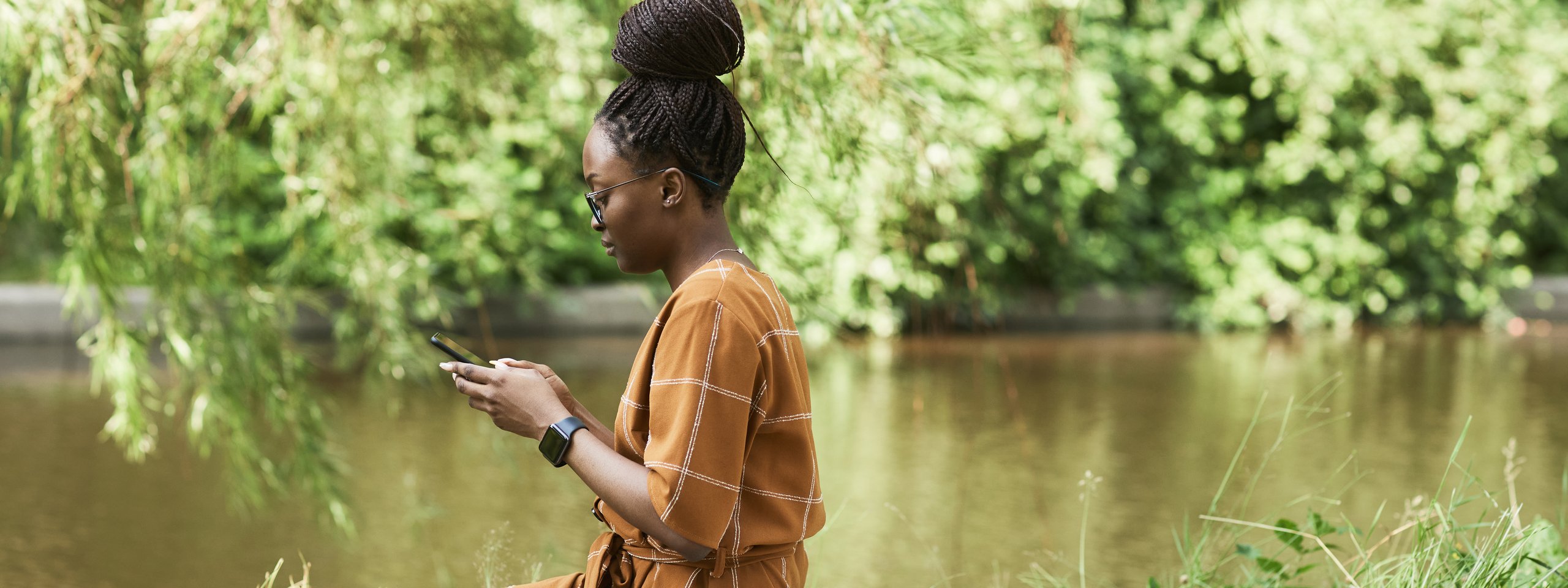 Afroamerikanische Frau entspannt sich im Park