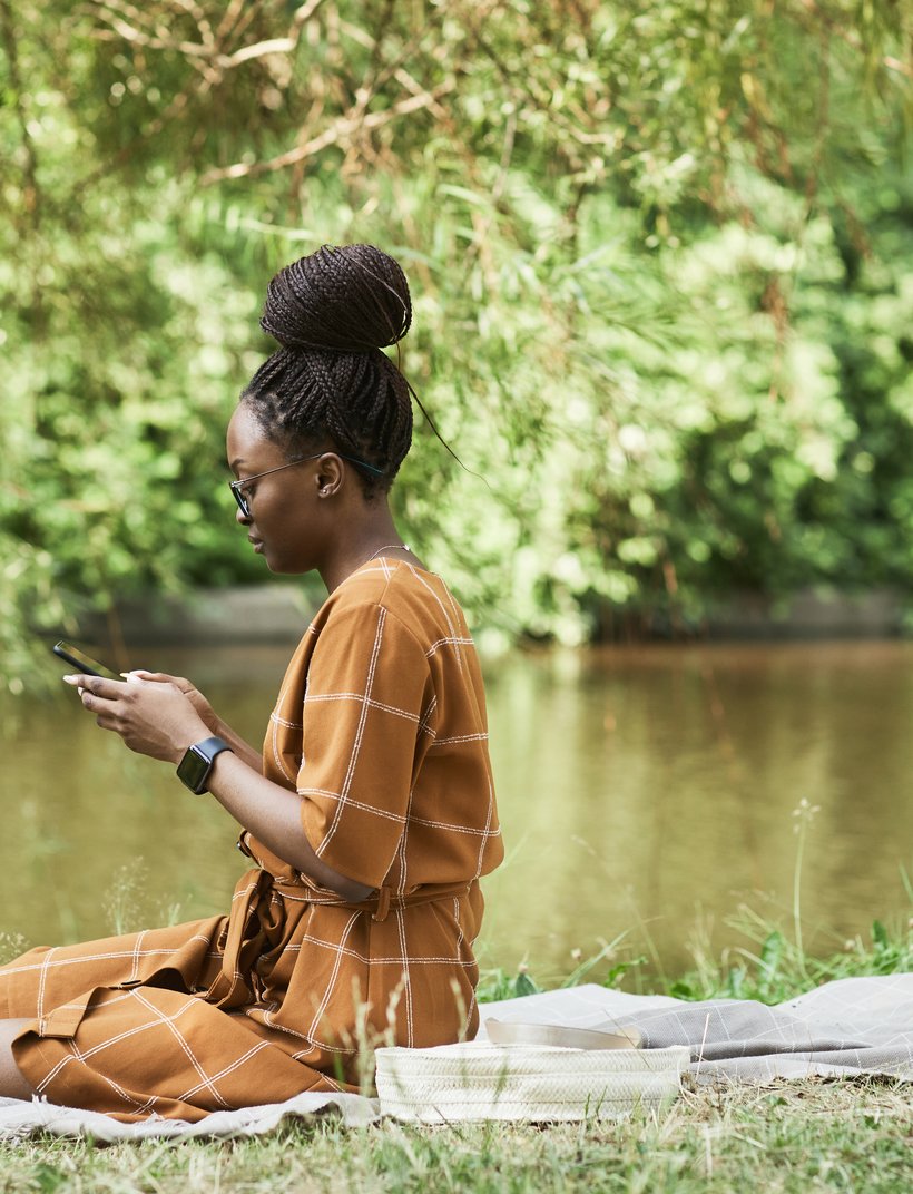 Afroamerikanische Frau entspannt sich im Park