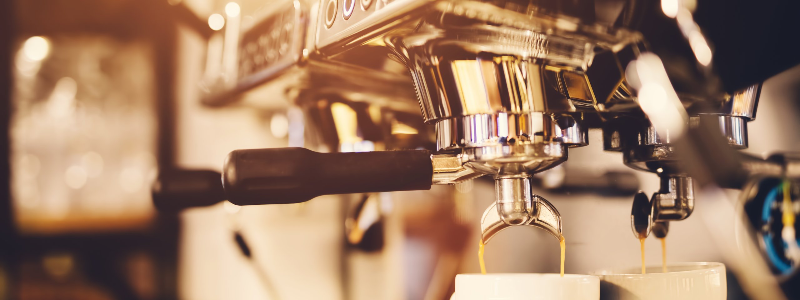 Kaffeezubereitung am Morgen. Kaffee-Maschine.